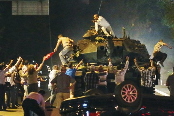 טנק דוהר אל תוך קהל אנשים באנקרה, בעוד הם מנסים לעצורו. צילום: סוכנות AP