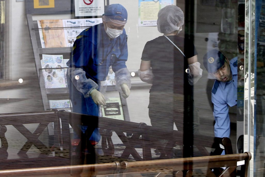 כוחות משטרה בתוך צוקוי יאמאיורי-אן בטוקיו, מכון לבעלי מוגבלויות בו התבצע הרצח אמש. צילום: סוכנות AP