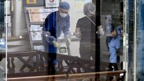 כוחות משטרה בתוך צוקוי יאמאיורי-אן בטוקיו, מכון לבעלי מוגבלויות בו התבצע הרצח אמש. צילום: סוכנות AP