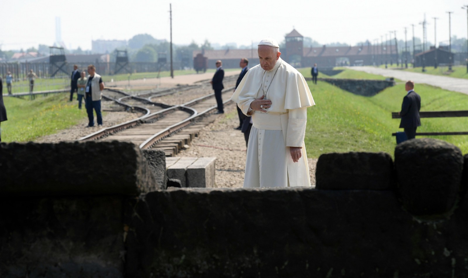 האפיפיור פרנסיס מתפלל באנדרטה במחנה הריכוז וההשמדה אושוויץ. צילום: סוכנות אי.פי