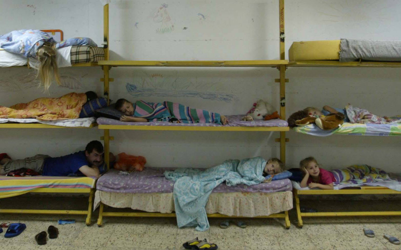 תושבי קרית שמונה ישנים במקלט. 14 ביולי 2006.  צילום: פייר טרדג'מן, פלאש 90.