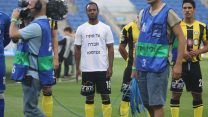 אמייה טגה לובש חולצה הקוראת לשחרורו של אברה מנגיסטו, עליה נקנס (צילום: באדיבות המצולם)