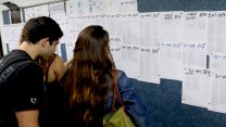 תלמידים מסתכלים על לוח הציונים. ארכיון. צילום: פלאש 90.