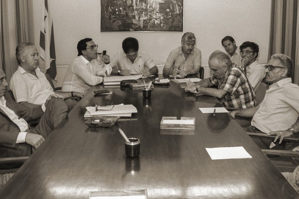 ישיבת ממשלה מיוחדת בנושאים כלכליים, במשרד ראש הממשלה בירושלים 1985. צילום: חנניה הרמן / לע״מ.