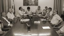ישיבת ממשלה מיוחדת בנושאים כלכליים, במשרד ראש הממשלה בירושלים 1985. צילום: חנניה הרמן / לע״מ.