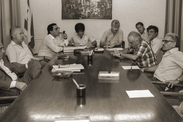 ישיבת ממשלה מיוחדת בנושאים כלכליים, במשרד ראש הממשלה בירושלים 1985. צילום: חנניה הרמן / לע״מ.