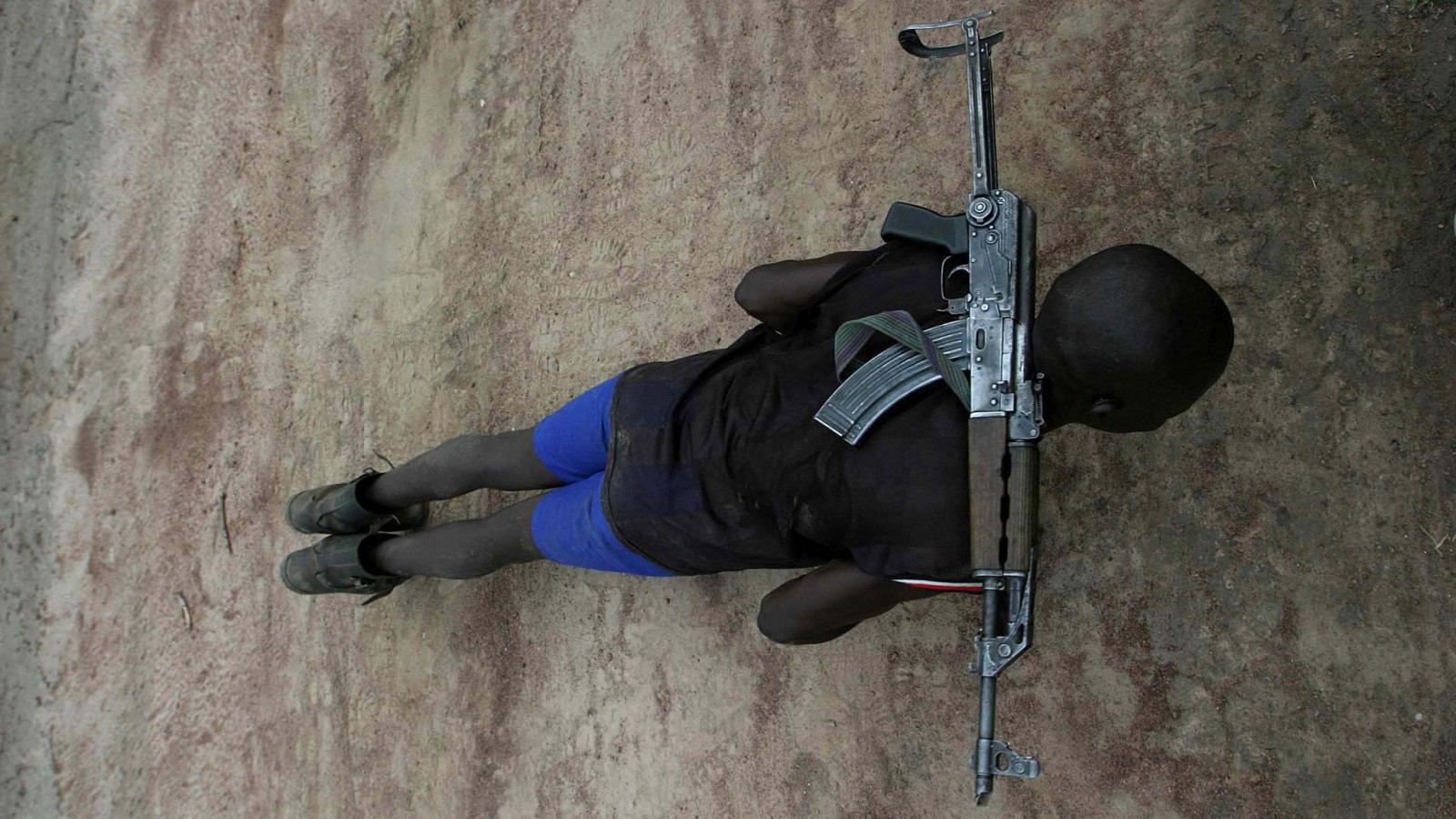 ילד אפריקאי עם רובה סער. Photo: Pierre Holtz, UNICEF
