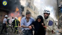 כוחות של Syria Civil Defence מפנים אזרחית בחאלב 8.6.2016  צילום: AP
