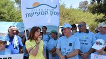 ח"כ רויטל סוויד (המחנה הציוני) מדברת במגפון בעת הפגנת החקלאים כנגד הפגיעה בענף הדיג. צילום: דבר ראשון