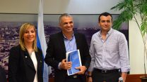 דוח ועדת באב"ד מוגש לשר האוצר. בתמונה, מימין: שי באב"ד, מנכ"ל משרד האוצר, משה כחלון, שר האוצר, אמי פלמור, מנכ"לית משרד המשפטים. צילום: דבר ראשון