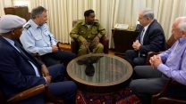 דמאס פיקדה, בפגישה עם ראש המשלה ומפכ"ל המשטרה, לאחר פרסום הוויאו בו שוטרים מכים אותו  4.5.2015 צילום: חיים זך   לע"מ