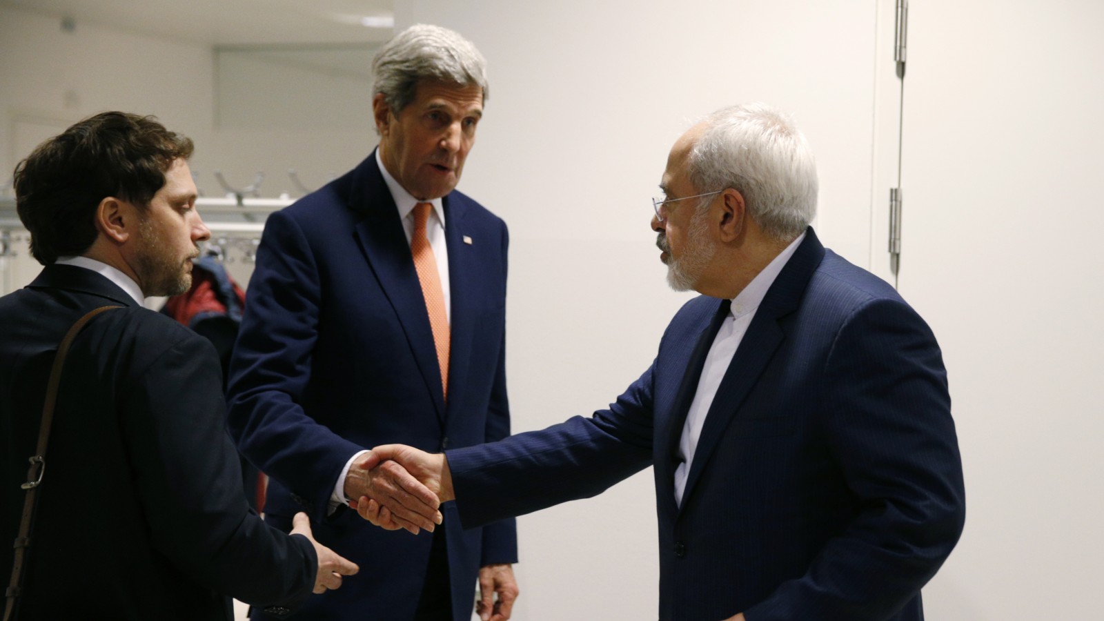 לחיצת היד בין ג'ון קרי מזכיר המדינה של ארה"ב ומוחמד ג'אווד זעפיר שר החוץ האירני, מיד לאחר החתימה על הסכם הגרעין. צילום: AP