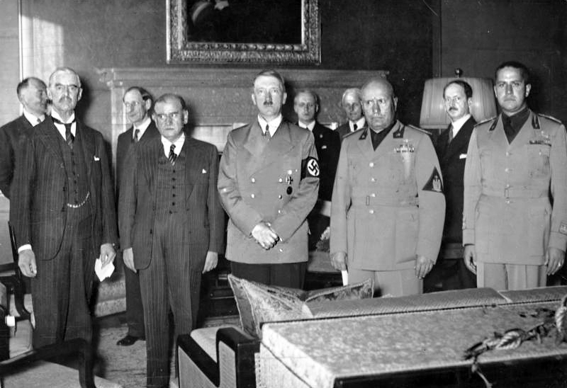 לפני החתימה על הסכם מינכן. משמאל לימין: צ'מברליין, דאלאדיה, היטלר, מוסוליני וצ'אנו. Photo: German Federal Archive