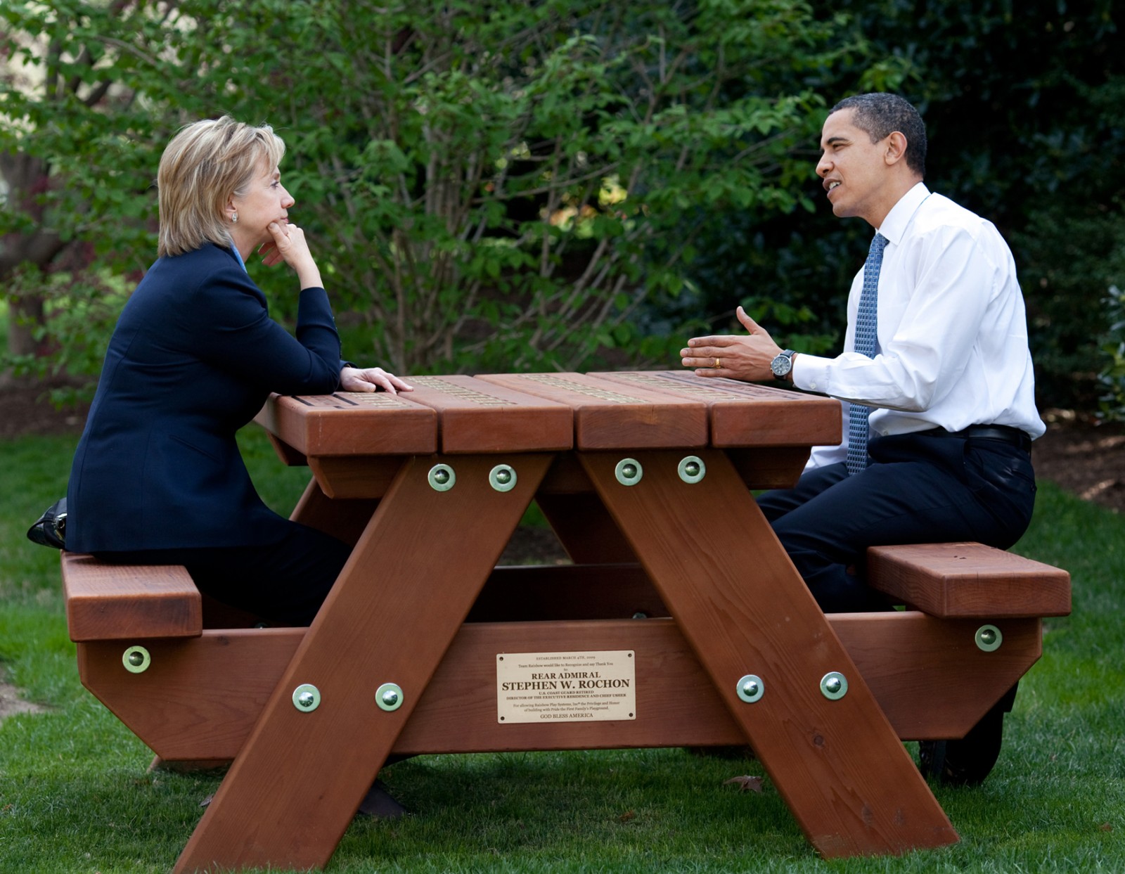אובמה וקלינטון, עצם היותה מועמדת לנשיאות היא היסטוריה. צילום: הבית הלבן