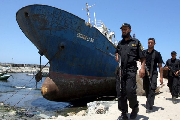 אנשי בטחון של חמאס מסיירים בנמל עזה. (צילום: ויסאם נסאר  פלאש 90)