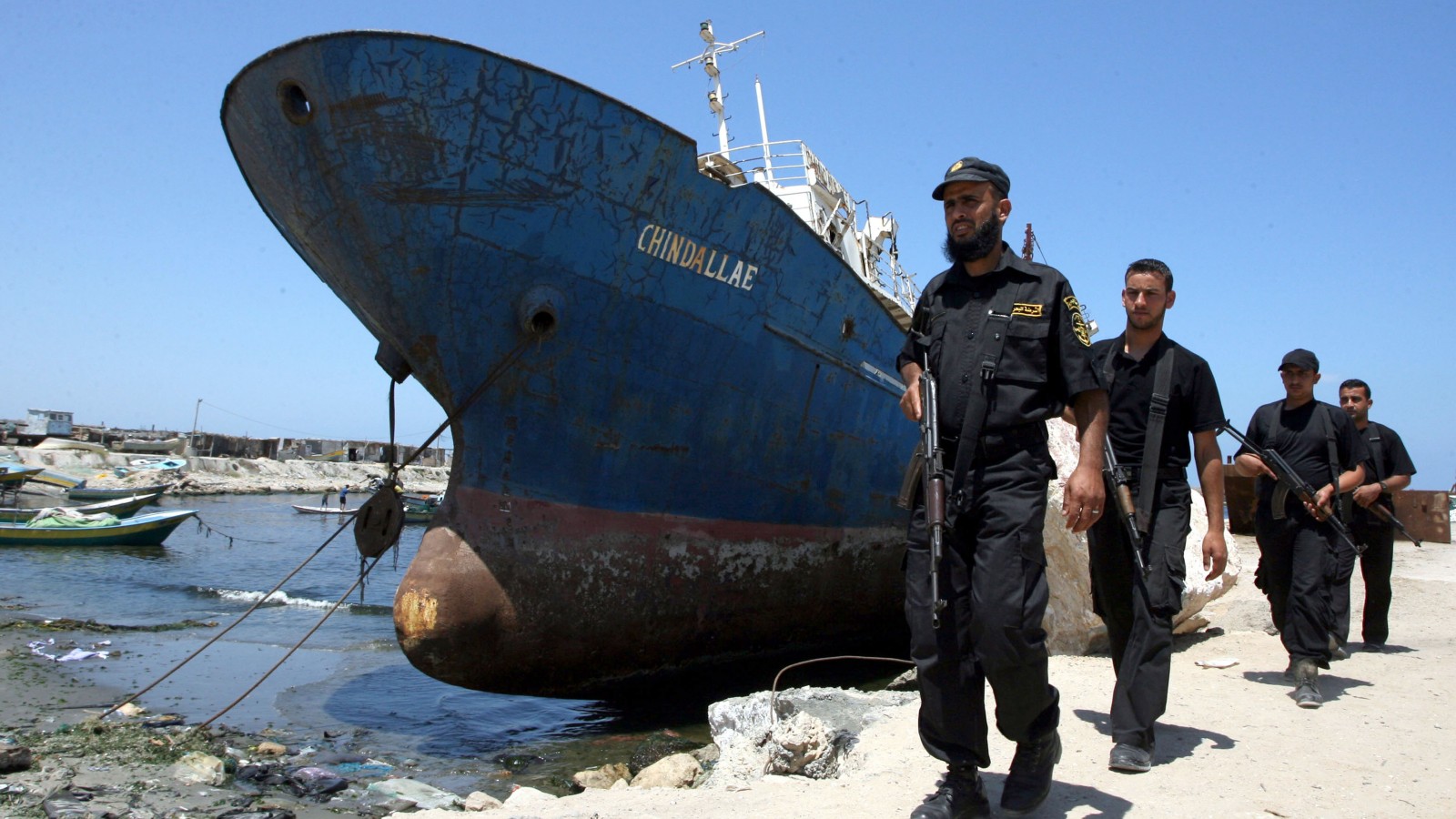 אנשי בטחון של חמאס מסיירים בנמל עזה. (צילום: ויסאם נסאר פלאש 90)