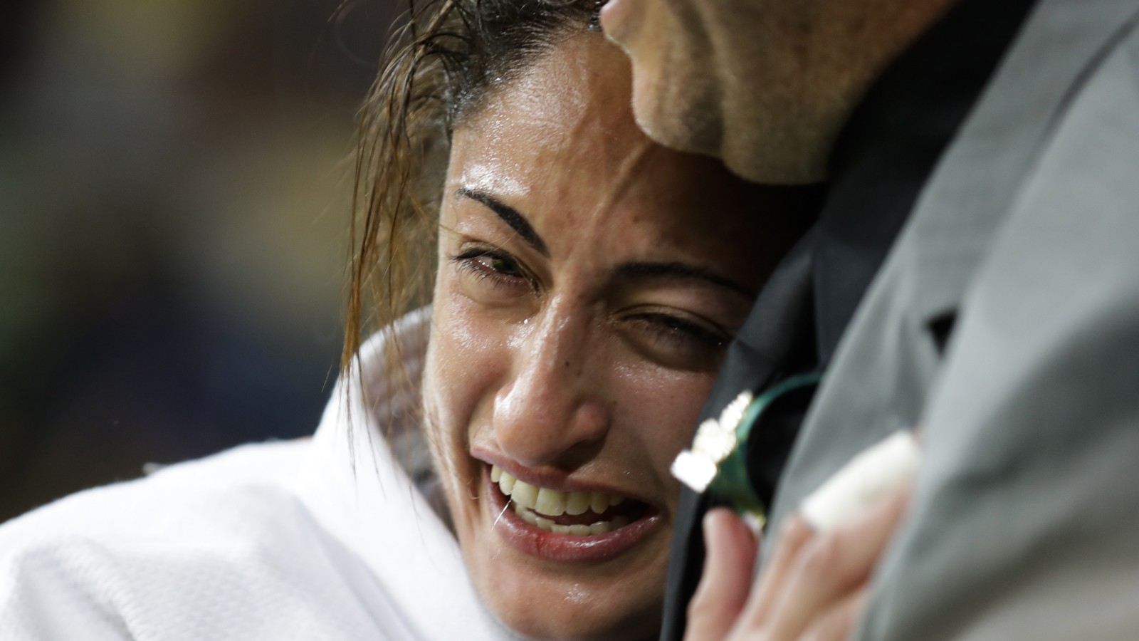 דמעות של התרגשות: ירדן ג'רבי לאחר זכייתה במדליית הארד באולימפיאדת ריו, אמש. (צילום: AP)