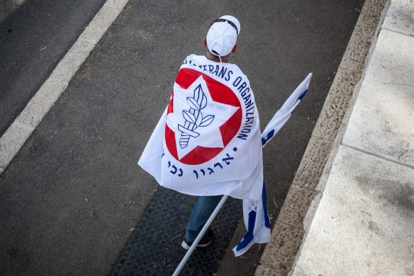 מפגין בצעדת מחאה של ארגון נכי צה"ל בירושלים, אוגוסט 2016 (צילום ארכיון: פלאש 90)