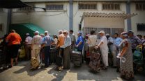 חלוקת מזון לנזקקים בלוד. אובדן הפרנסה דירדר אלפי משפחות חדשות ממעמד הביניים למצב של עוני ומצוקה (צילום ארכיון: יונתן זינדל / פלאש 90)