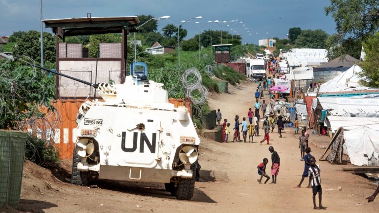 כוחות האו&quot;ם בג'ובה, בירת דרום סודאן. הדיפלומט הסודאני נוראלדין סאטי: &quot;האזרחים לא יאפשרו לשלטון שום דבר אחר מלבד חיזוק הדמוקרטיה&quot; (צילום: סוכנות AP)