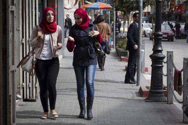 צעירות פלסטיניות הולכות בשדרת הקניות המרכזית ברמאללה (צילום ארכיון: הדס פרוש \ פלאש 90).