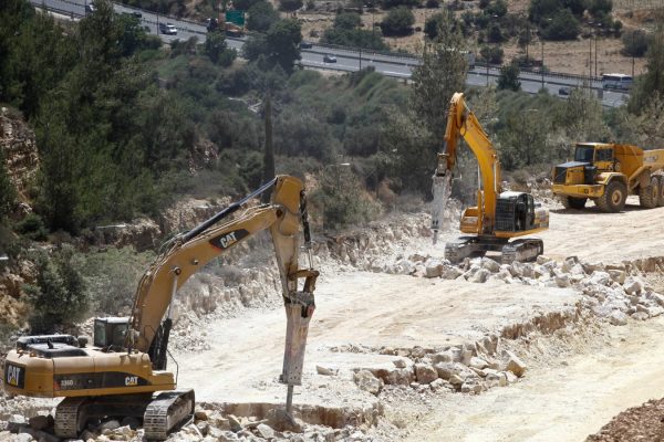 עבודות לסלילת כביש חדש מירושלים לתל אביב (צילום ארכיון: פלאש 90).