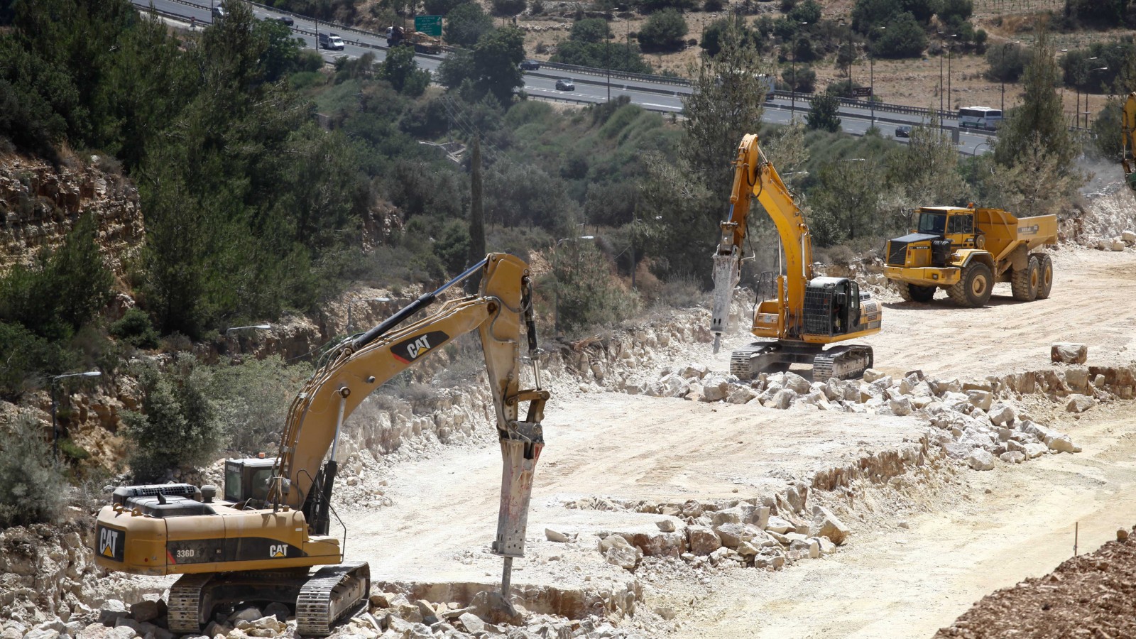 יש השקעות שניתנות למוניטיזציה. עבודות לסלילת כביש חדש מירושלים לתל אביב (צילום ארכיון: פלאש 90).