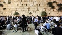 תפילת תשעה באב בכותל המערבי (צילום ארכיון: יעקב לדרמן/פלאש 90)