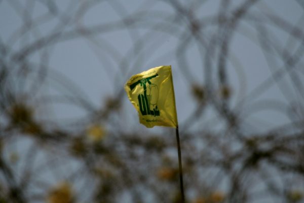 דגל חיזבאללה מעבר לגבול ליד קיבוץ ברעם (צילום: סוכנות AP).