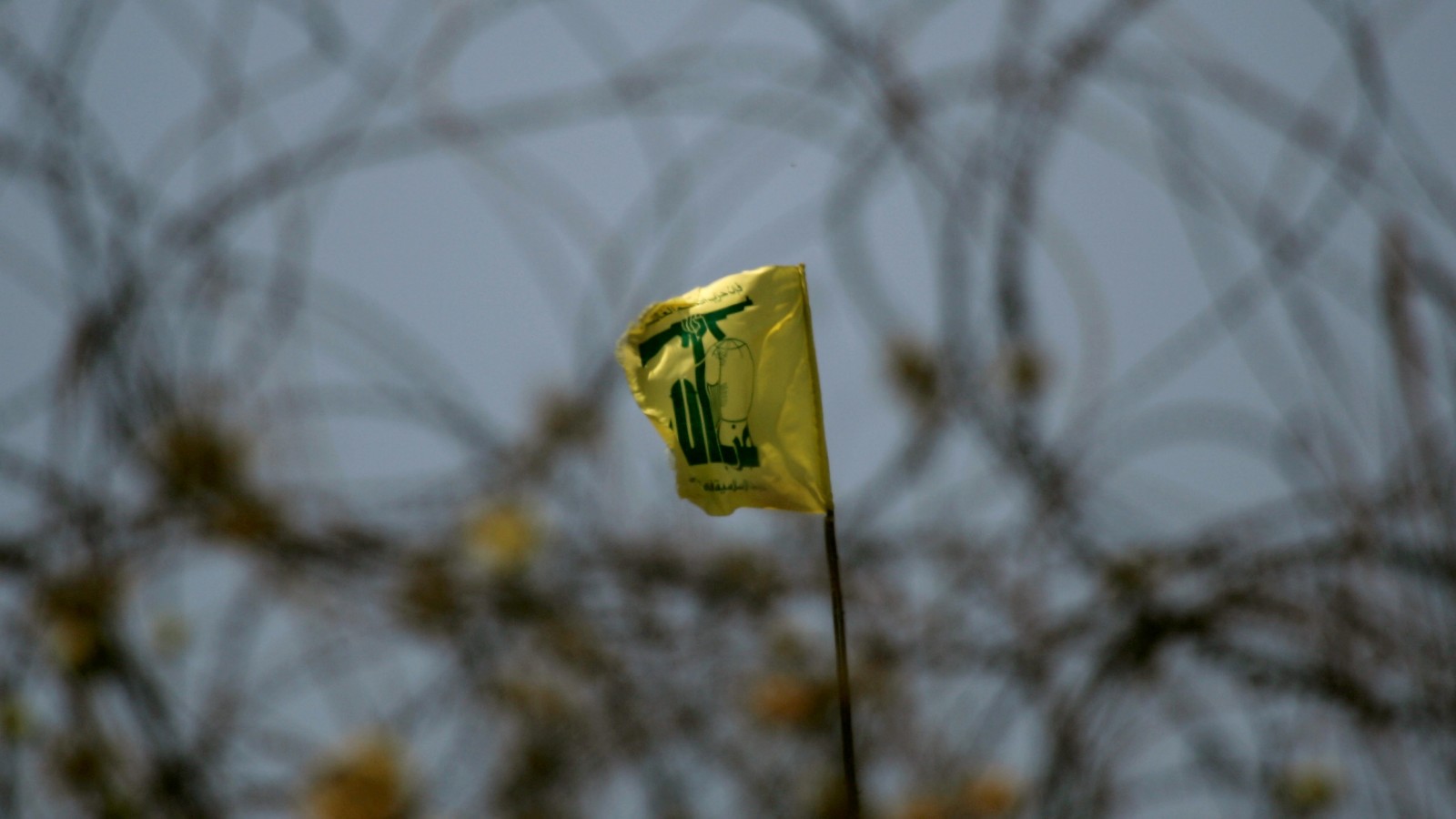 דגל חיזבאללה מעבר לגבול ליד קיבוץ ברעם (צילום: סוכנות AP).