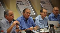 כנס התאחדות התעשיינים בישראל. משמאל: שרגא ברוש, דן פרופר, יוג'ין קנדל (צילום: דוברות נשיאות הארגונים העסקיים).