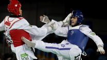 רון אטיאס בקרב מול המתחרה מברזיל, אתמול (צילום: AP).