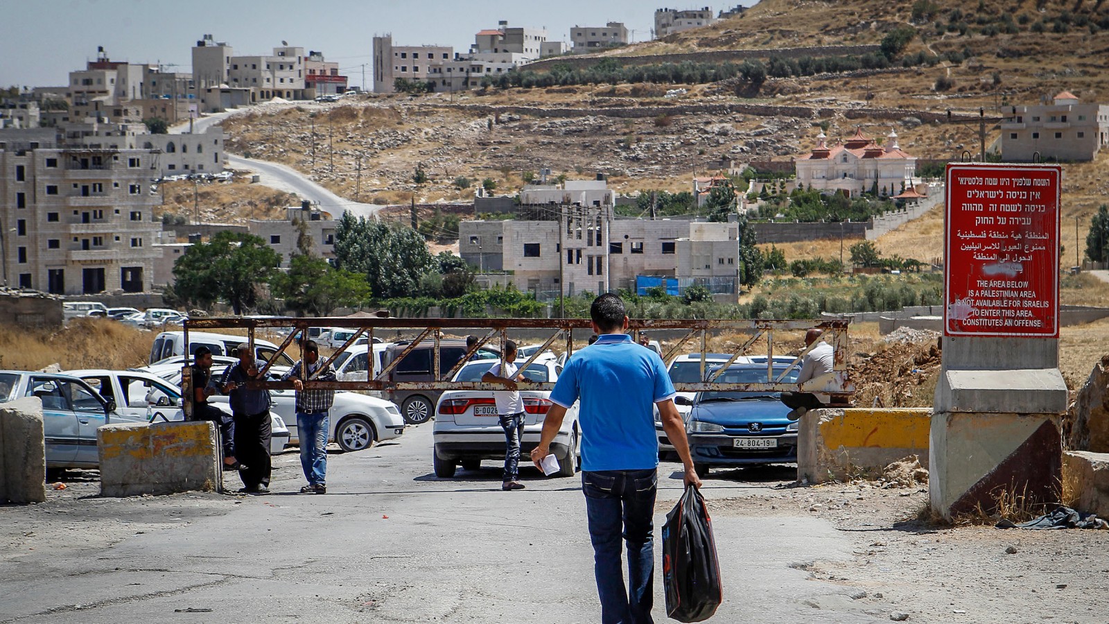 פלסטינים עוברים במחסום מחוץ ליישוב סיעיר בגדה המערבית (צילום ארכיון: וויסאם חשלאמון פלאש 90).