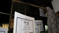 תולות שלטים על מועדון החשפנות "הפוסיקט", במחאה על סחר בגופן של נשים -זנות. (צילום: דבר ראשון).