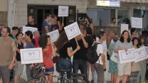 הפגנה מול הירקון 98. 44 נשים, המוכרות לארגוני הסיוע, שמתו, נהרגו או התאבדו כשהן במעגל הזנות מאז שנת 2011 (צילום: דבר ראשון).