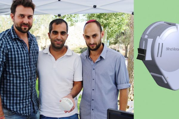 יניב וולמן, ליאב שירמי וגיא אינדיק  עם המכשיר שפיתחו (תמונות: דוברות אוניברסיטת אריאל).