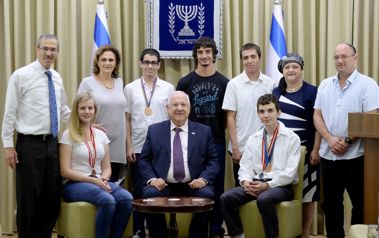 הנשיא רבלין עם נציגי ישראל באולימפיאדת הכימיה (צילום: מארק ניימן / לע"מ).