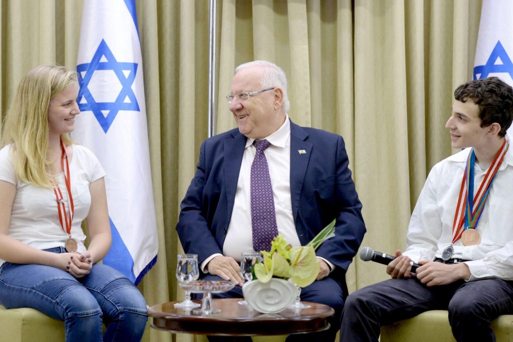 הנשיא רבלין עם נציגי ישראל באולימפיאדת הכימיה (צילום: מארק ניימן / לע"מ).