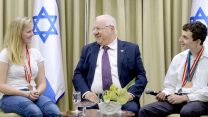 הנשיא רבלין עם נציגי ישראל באולימפיאדת הכימיה (צילום: מארק ניימן / לע"מ).