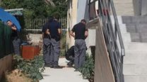 החצר בה אותרה הרקטה (צילום: דוברות המשטרה).