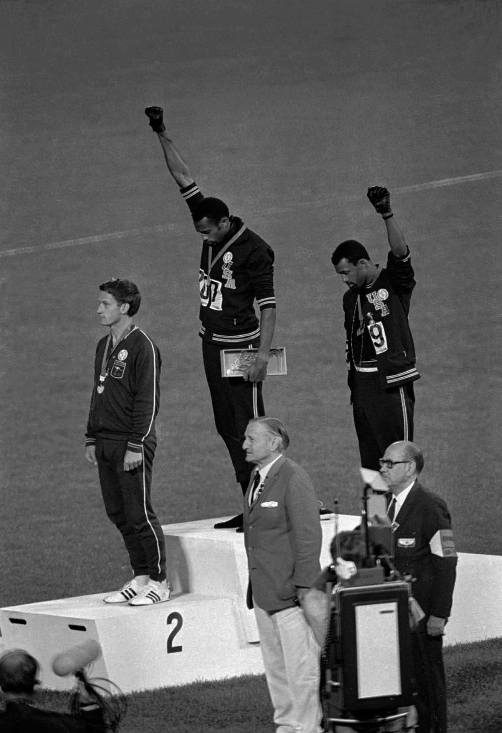על הפודיום באולימפיאדת 1968 &#8211; פיטר נורמן, טומי סמית' וג'ון קרלוס. (צילום: AP)