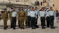חיילי צה״ל במדי קבע מצדיעים ברחבת הכותל (צילום ארכיון: פלאש 90)