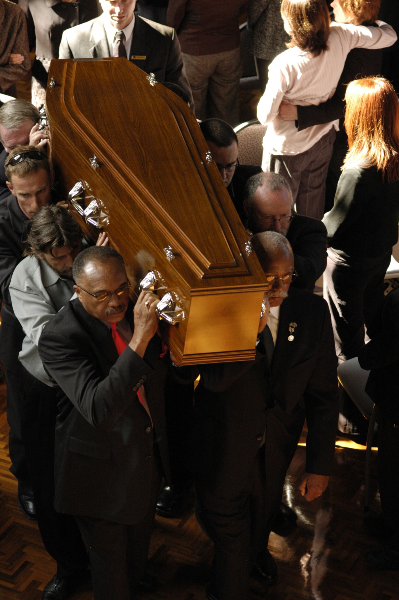 קרךוס ומית' נושאים את ארונו של נורמן. (צילום: Matt Norman \ flickr)