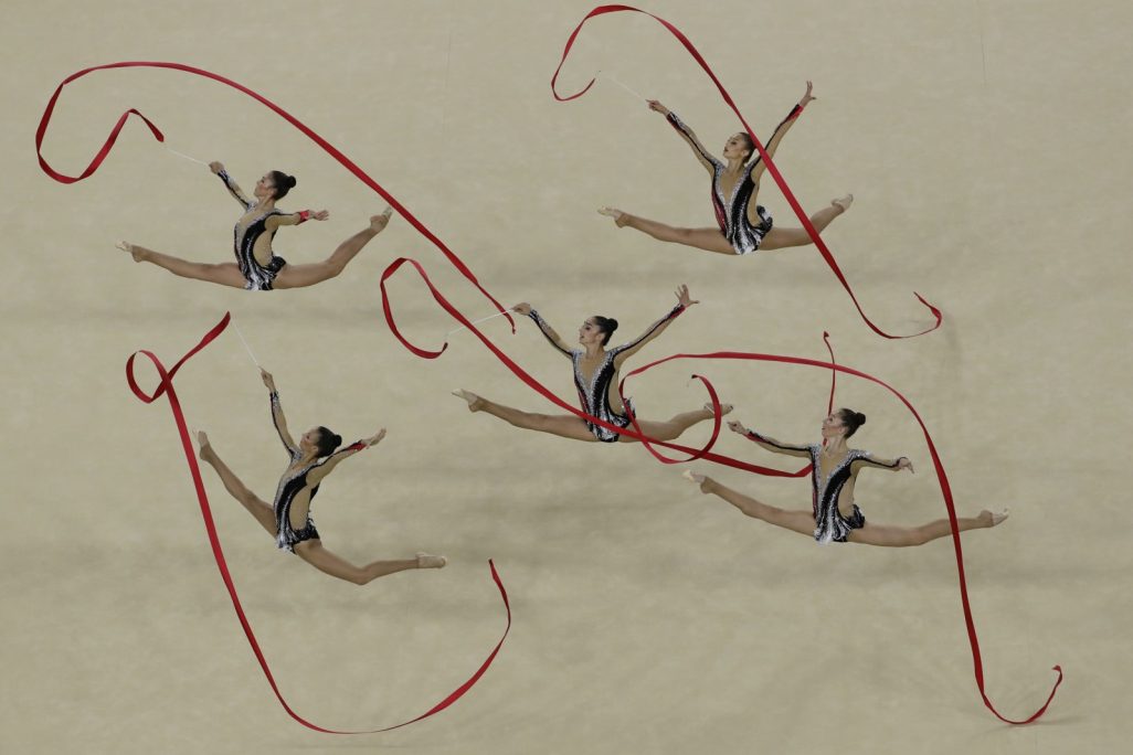 המתעמלות הישראליות בעת ביצוע תרגיל הסרטים בשלב הגמר באולימפיאדת ריו (צילום: סוכנות AP).