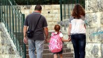 הורים מלווים את ילדתם לביה"ס (צילום אילוסטרציה: יוסי זמיר / פלאש 90).