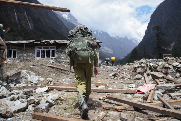 חייל צה"ל בחיפוש ניצולים לאחר רעידת אדמה בנפאל, אוגוסט 2016. (צילום: דובר צה"ל דרך פלאש 90).