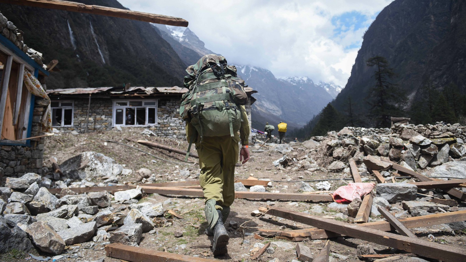 חייל צה&quot;ל בחיפוש ניצולים לאחר רעידת אדמה בנפאל (צילום: דובר צה&quot;ל דרך פלאש 90).