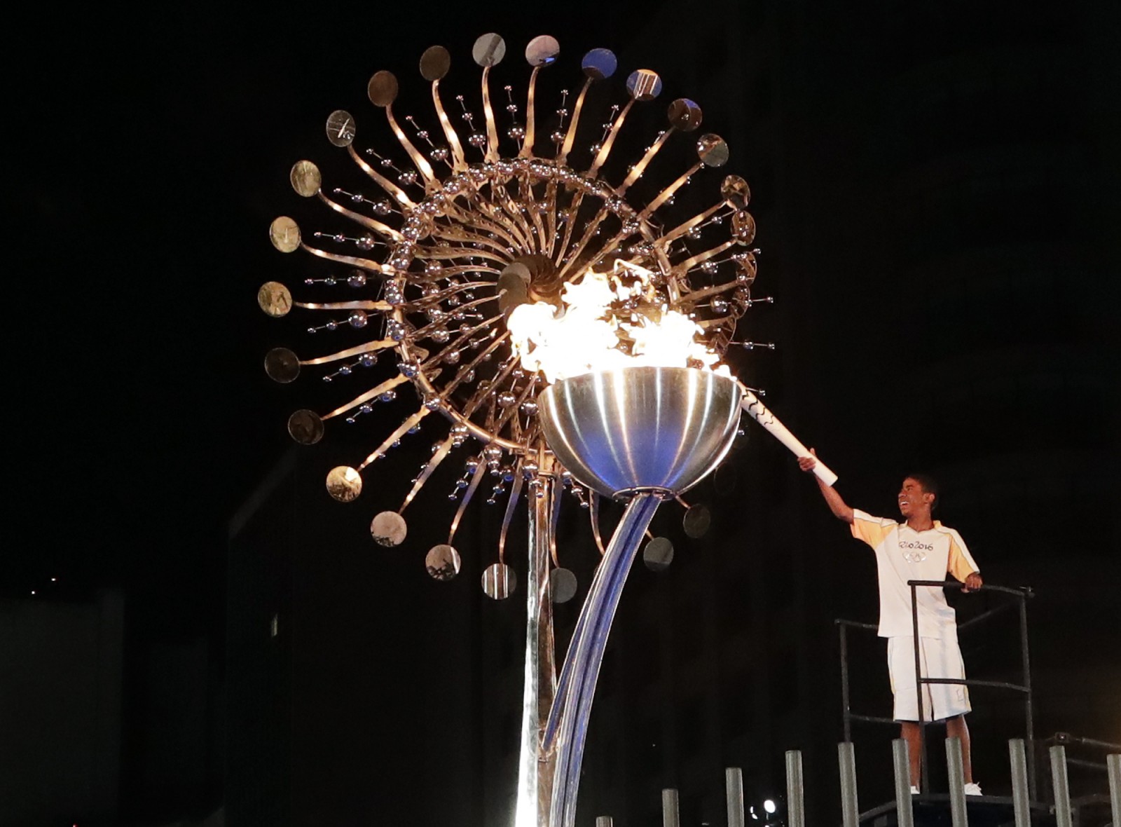 הדלקת הלפיד בטקס פתיחת המשחקים האולימפיים. צילום: סוכנות AP