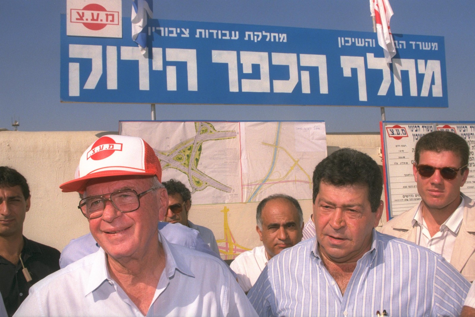 בנימין בן אליעזר ויצחק רבין בביקור באתר בנייה, 1993. צילום: אבי אוחיון, אוסף התצלומים הלאומי