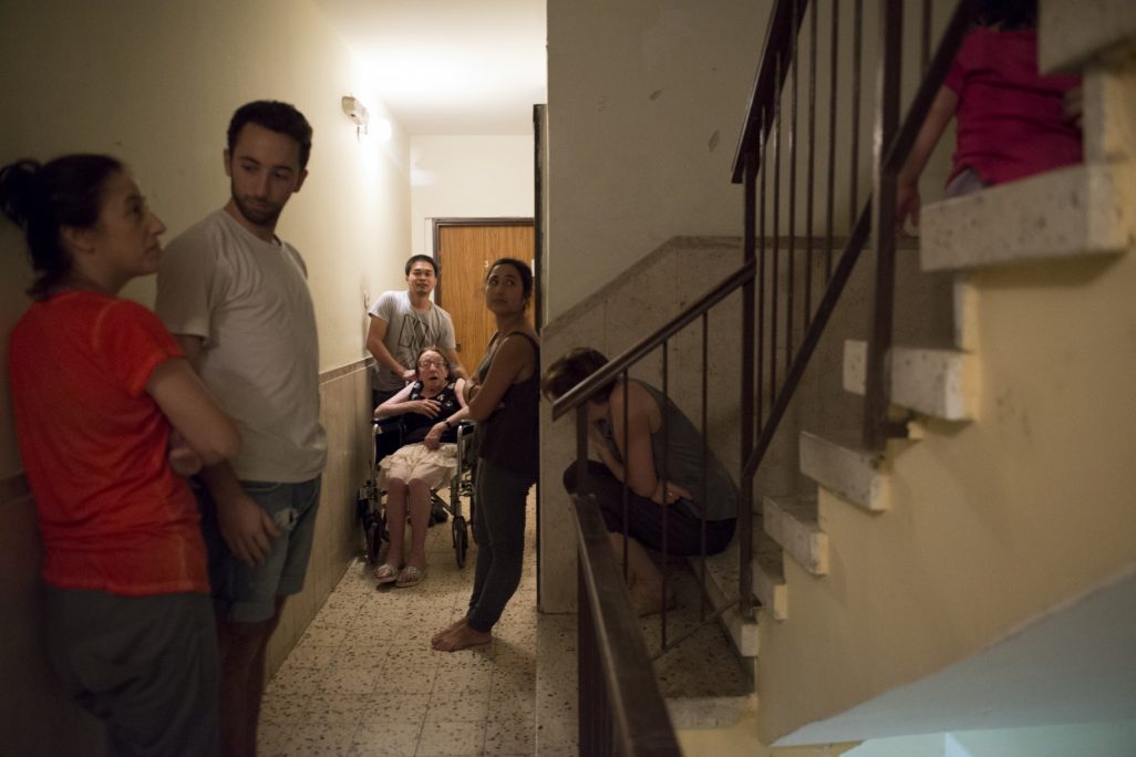חדר מדרגות בתל-אביב בעת אזעקת צבע אדום. צילום: דניאל שיטרית / פלאש 90.